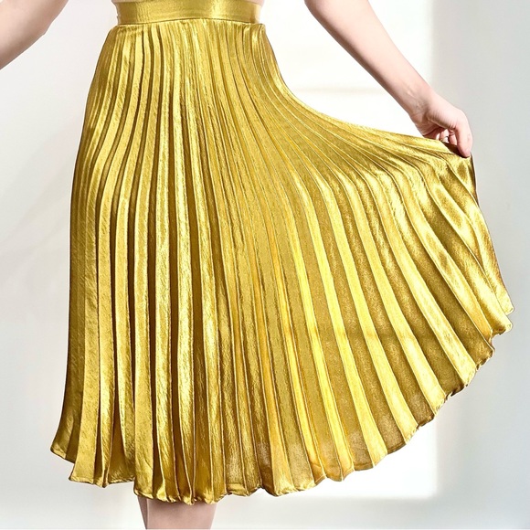 Free People Dresses & Skirts - ✨ FREE PEOPLE gold pleated midi skirt